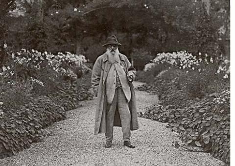 Monet nel giardino della casa di Giverny